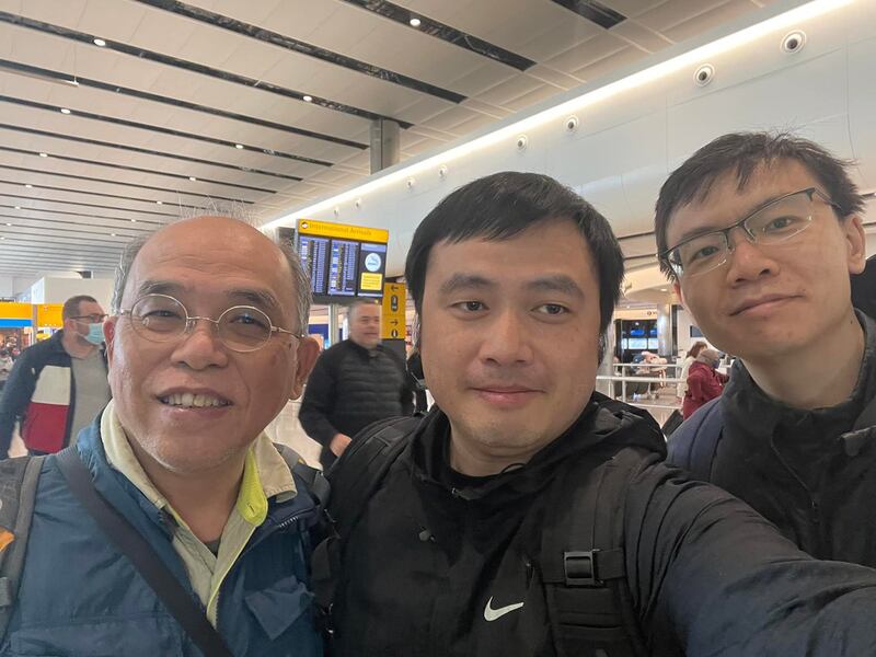 过去经常在香港报章撰写专栏,并接受访问评论时政的前香港理工大学应用社会科学系助理教授钟剑华(左一),4月底移居英国,获在英友人接机。 (曹家超脸书图片)