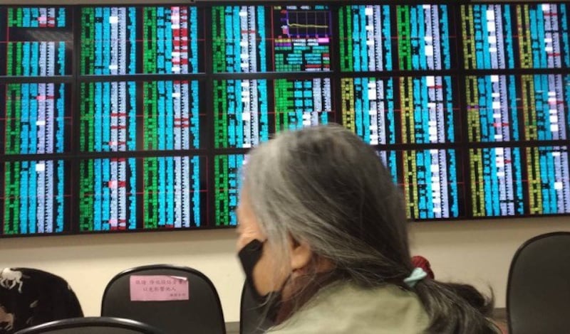 30日金鼠年后台湾开工日,台股终场重挫696.97点,创下台股史上单日最大跌点,外界分析是武汉肺炎效应。(民众提供)