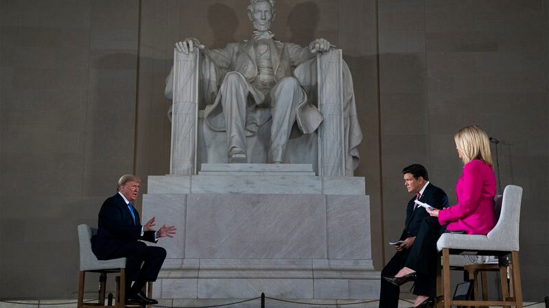 美国总统特朗普于2020年5月3日在林肯纪念堂参加福克斯电视台主持的虚拟公民大会,谈论新冠肺炎问题。(美联社)