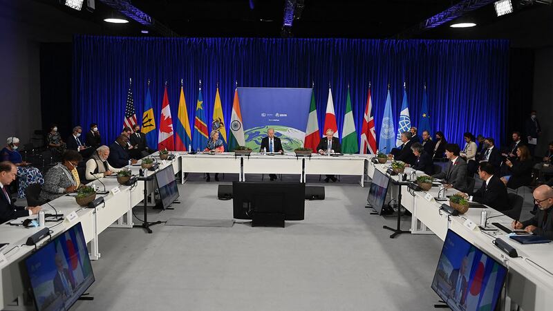 2021 年 11 月 2 日,美国总统乔拜登(中) 在苏格兰格拉斯哥举行的联合国气候峰会上。 (法新社)