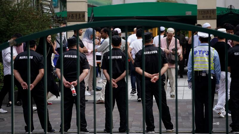 图为,2019年6月5日,正值穆斯林的开斋节,安全人员在上海清真寺入口。(路透社)