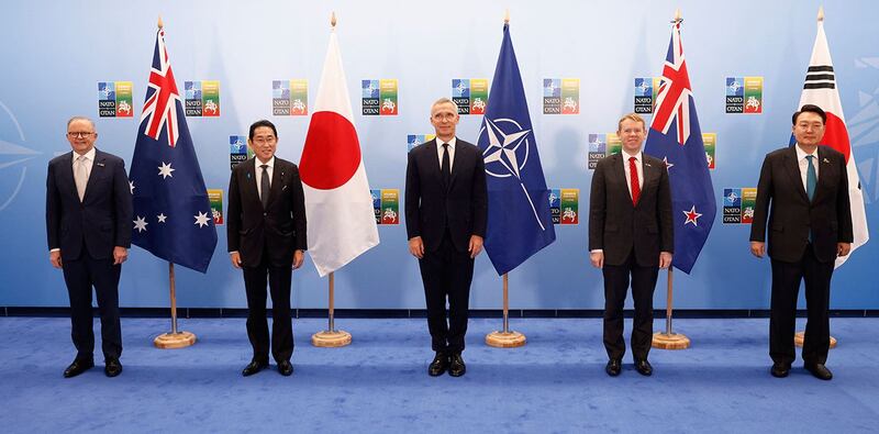 2023年7月12日，日本首相岸田文雄（左二）、韩国总统尹锡悦（右）出席北约峰会。（法新社）