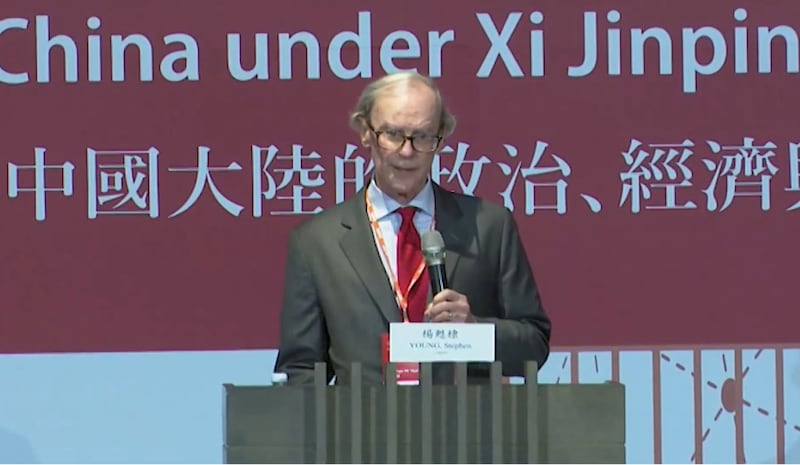 美国在台协会(AIT)台北办事处前处长杨甦棣(Stephen M. Young)在台北出席会议,他在接受自由亚洲电台采访表示:"只要我们在美国有优秀的领袖,我们就会承诺防卫台湾。中国人最好小心点,因为我们依然可以,原谅我的用词,踢他们的屁股(kick their ass 狠狠教训他们),如果他们对台湾乱来"。(记者唐正拍摄)