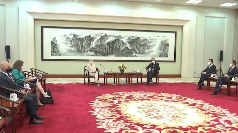 2021年7月26日,美国副国务卿舍曼(Wendy Sherman)在天津与中国国务委员兼外长王毅会面。(美联社)