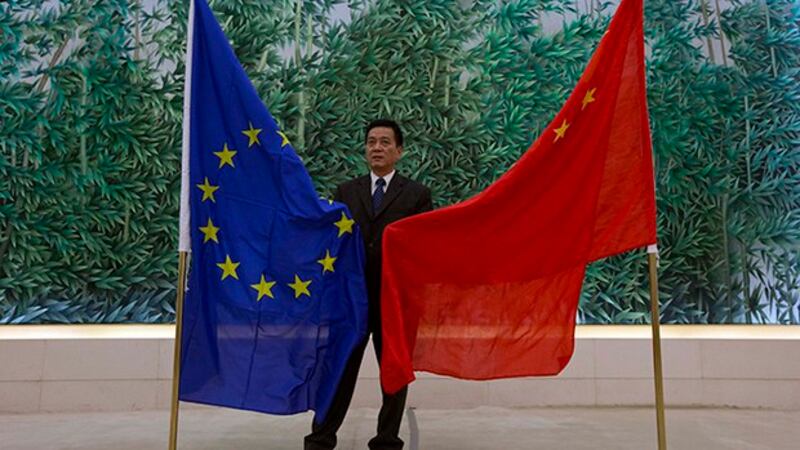 中国与欧盟旗帜。(AP)