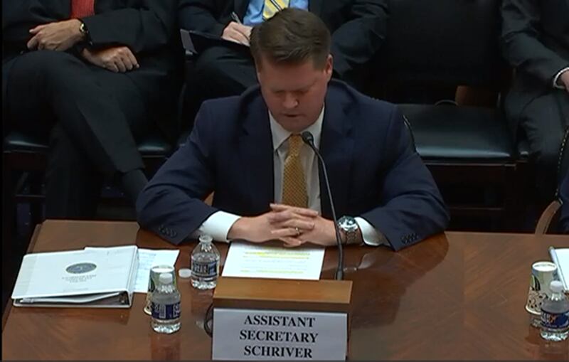 美国国防部印太安全事务助理部长薛瑞福(Randall G. Schriver)在听证会上讲话(视频截图/美国国会)