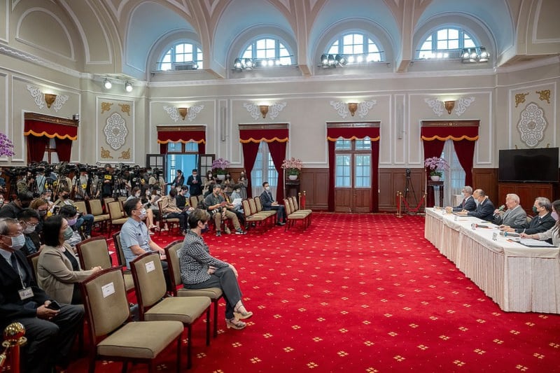 2022年11月21日,台湾总统府举行“2022亚太经济合作经济领袖会议代表团”返国记者会。(台湾的总统府提供)