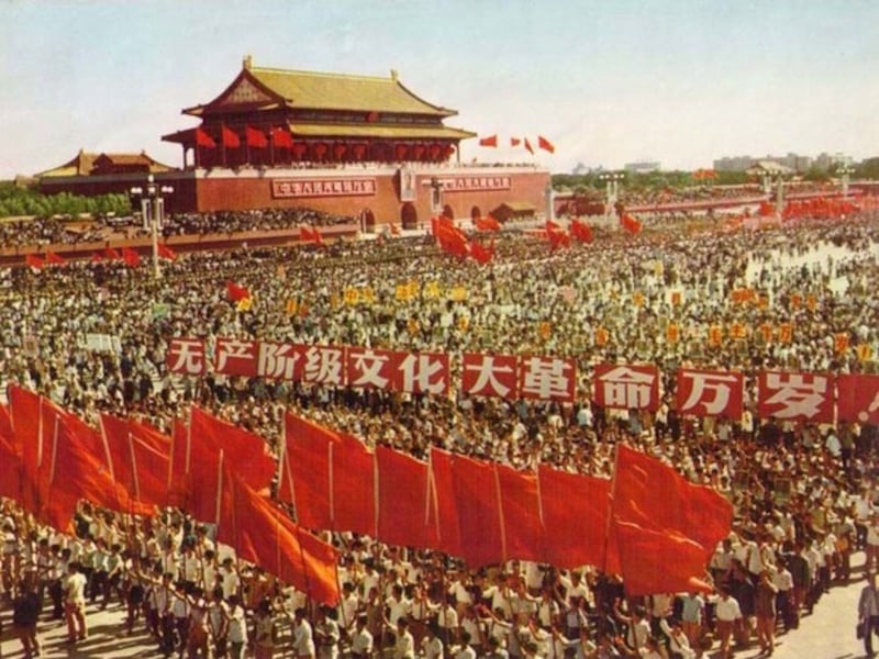 毛泽东在天安门广场接见红卫兵轰动一时。(Public Domain)