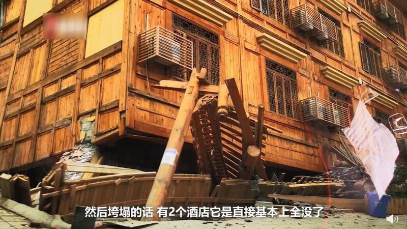 泸定地震震央磨西镇的酒店垮塌。(网络视频截图/古亭提供)