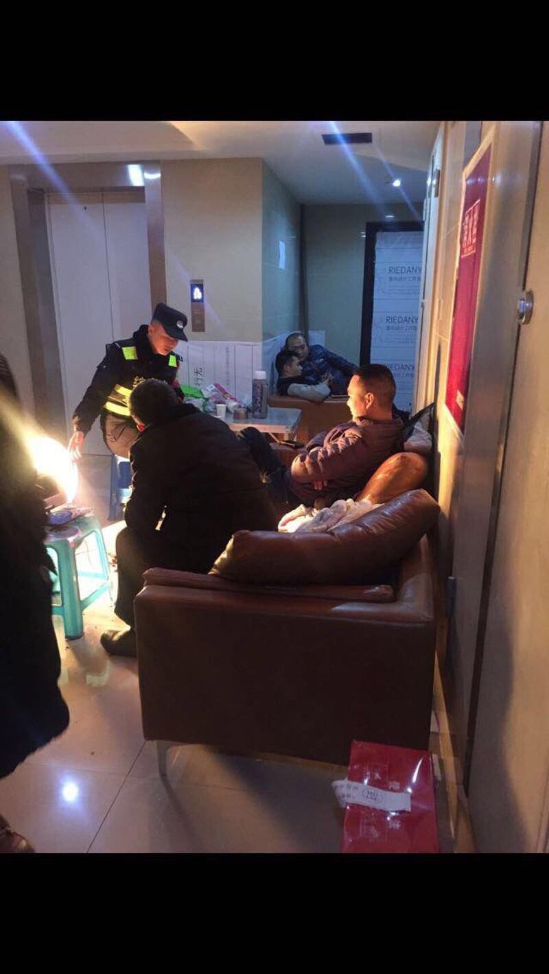 廖强表示家门口常遭24小时监控。(记者夏小华翻摄)