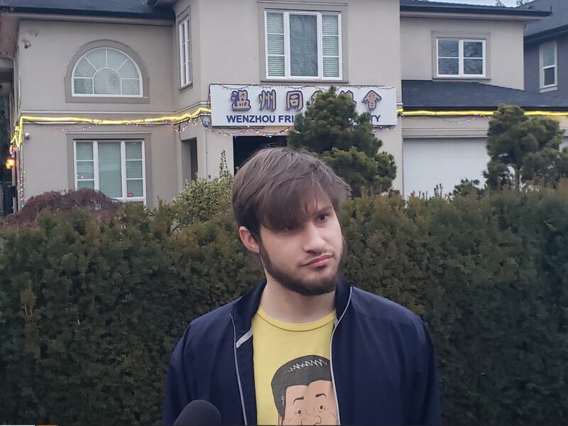 抗议活动发起人瓦格纳说,不应该有任何外国势力干预影响着加拿大。(记者柳飞拍摄)