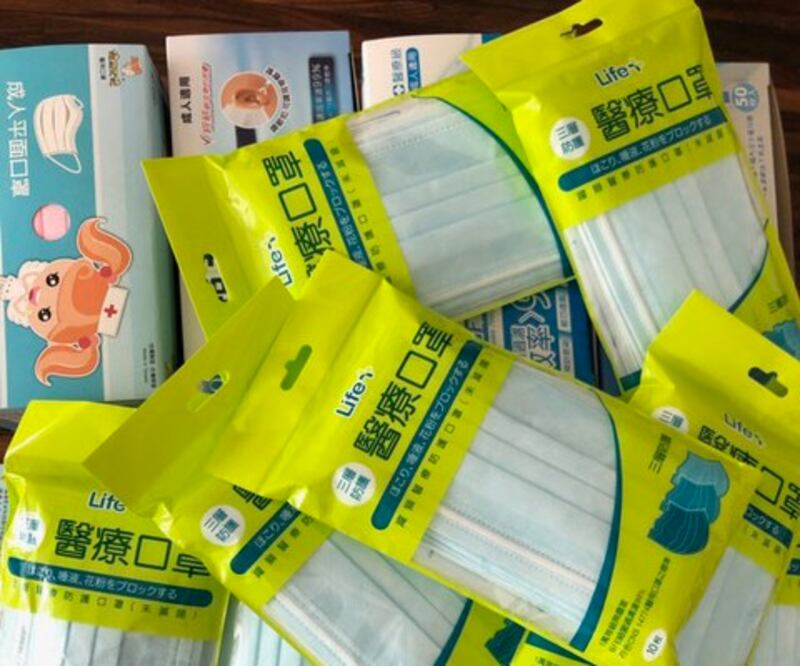 台商家属连跑三家药局急购口罩。(读者提供)