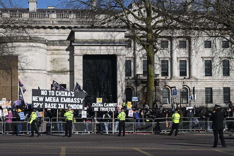 數以千計示威者再在倫敦前皇家鑄幣廠外集結，反對中國駐英「超級大使館」規劃。警方今次嚴陣以待，以大量鐵欄劃出示威區。