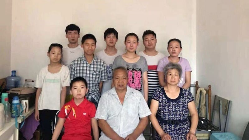 胡大料（前排右一）与丈夫李三虎（前排中）成为河南当局稳控对象。大儿子（后排左一）侥幸没有被当局带走。（被访者独家提供，拍摄日期不详）