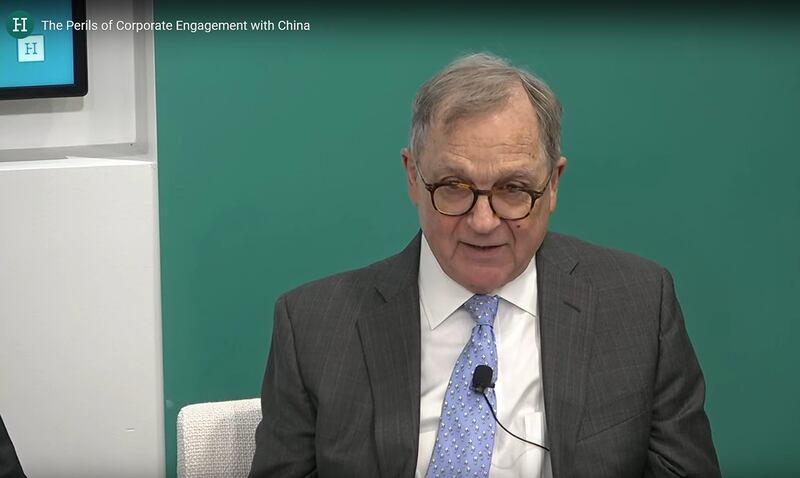 美国华盛顿智库哈德逊研究所高级研究员杜斯特柏格(Thomas J. Duesterberg)在会上指出,美国企业在中国经商经常会面对两项严峻的挑战。(视频截图/哈德逊研究所官网)
