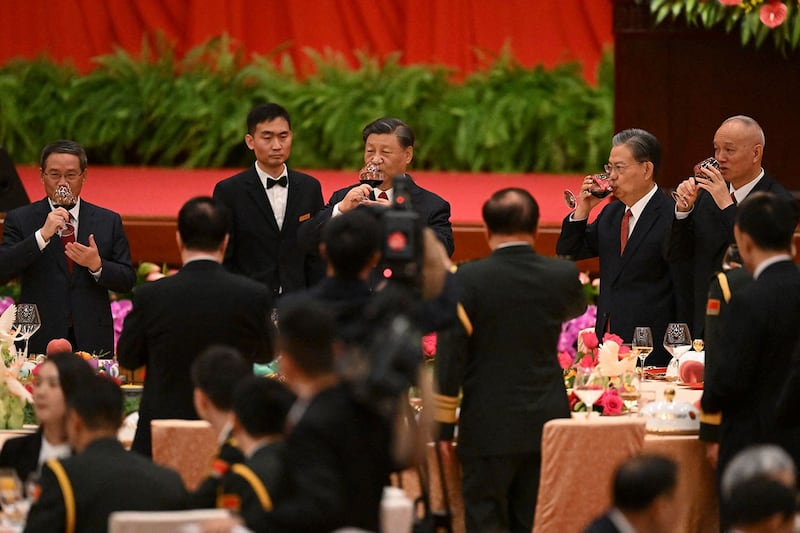 2023年9月28日,中国国家主席习近平(中)和中国总理李强(左一)出席在北京人民大会堂举行的庆祝中华人民共和国成立74周年招待晚宴。(法新社)