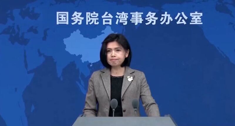 中国国台办发言人朱凤莲在记者会上。(路透社视频截图)