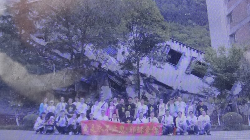 廖强指,去年五一二汶川地震纪念,教友到灾区宣教遭六、七名国保跟拍。(廖强提供)