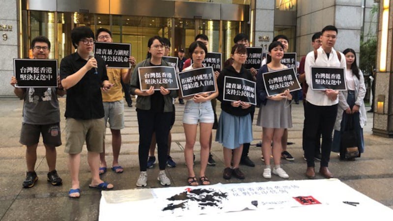 台湾学生和在台香港学生10号晚间聚集在台北的香港经济贸易文化办事处发表谴责声明。(记者夏小华摄)