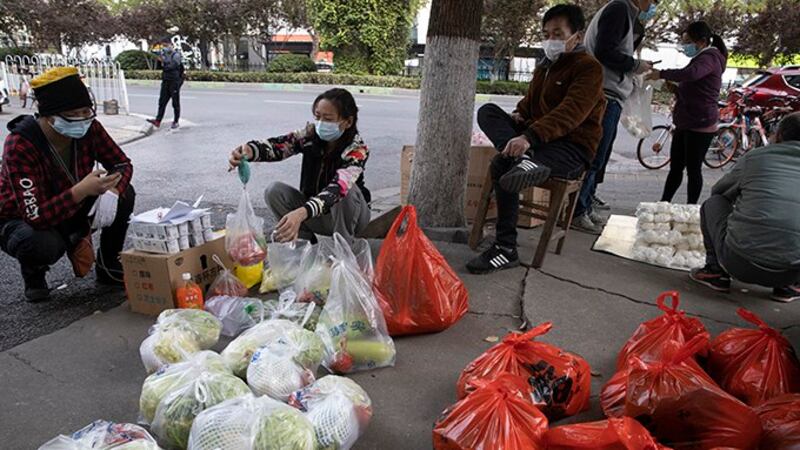 疫情高峰之后的武汉街头。武汉政府在5月6日召开的动员大会上鼓励公务员与企业家“打交道、交朋友”。(美联社)