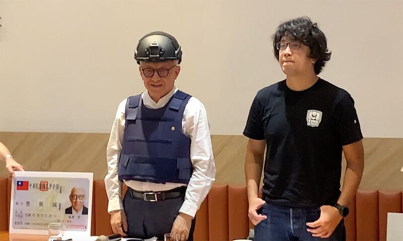 联电创办人曹兴诚1日召开国际记者会,秀出中华民国身分证,宣布恢复中华民国台湾籍,放弃新加坡籍,表示很高兴能与台湾同胞一起抗共保台,捍卫国家。(记者夏小华摄)