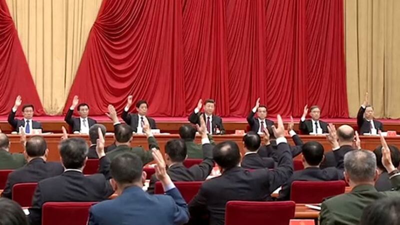 中共十九届四中全会通过重要文件 - 《中共中央关于坚持和完善中国特色社会主义制度推进国家治理体系和治理能力现代化若干重大问题的决定》。有专家表示,该文件凸显中共未来的治国方针,中心就是党管一切。(视频截图/路透社)