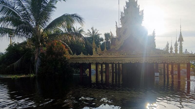 ရှမ်းပြည်နယ်တောင်ပိုင်း၊ ညောင်ရွှေမြို့နယ်၊ အင်းလေးဒေသရှိ ဘုန်းကြီးကျောင်းတစ်ကျောင်း ရေနစ်မြုပ်နေသည်ကို ၂၀၂၄ ခုနှစ်၊ စက်တင်ဘာလ ၁၅ ရက်နေ့က တွေ့ရစဉ်။ (Photo: Citizen Photo)