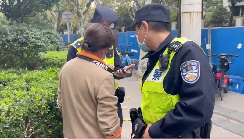 公安在上海街头翻查路人手机(网上截图/古亭提供)