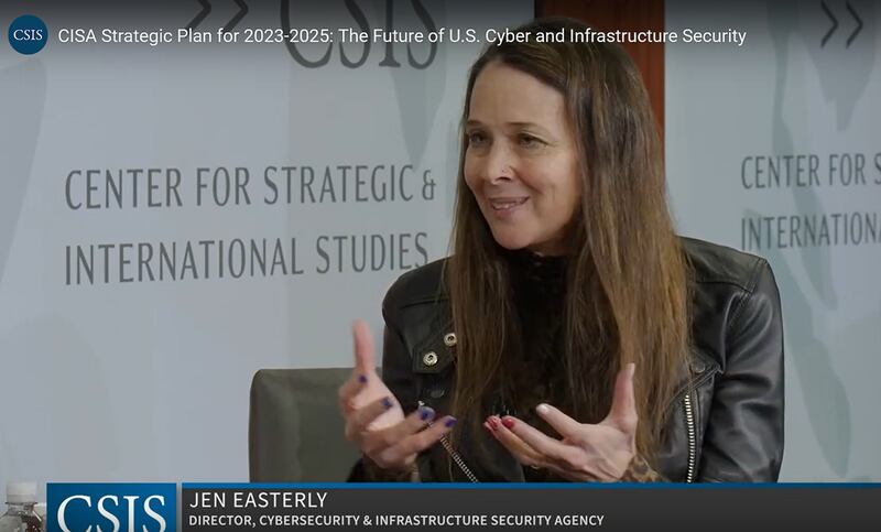 美国网络安全暨基础设施安全局主任伊斯特利(Jen Easterly)在研讨会上发出警告:“美国的对手国家会运用假讯息来打击民众对于选举的自信,以及选举的公正性,同时还会为候选人带来可能的暴力攻击。”(视频截图/CSIS)