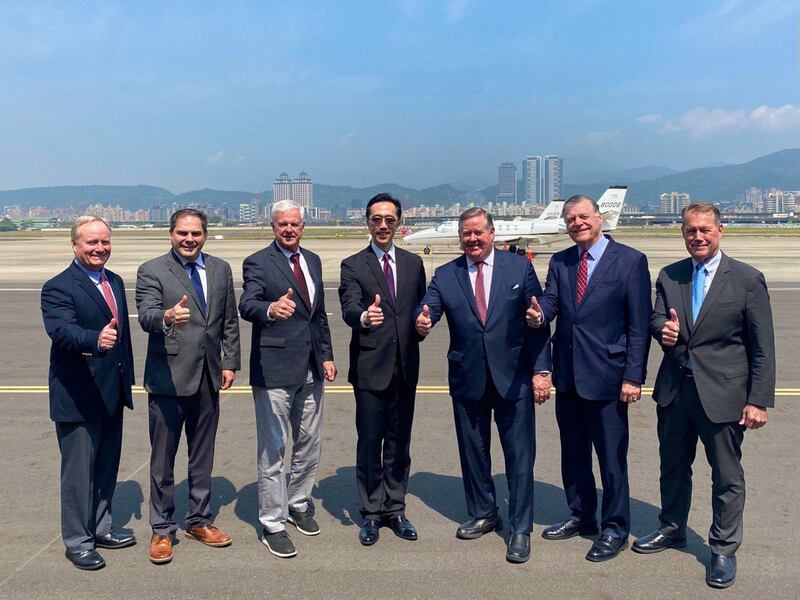 美国联邦众院拨款委员会国防小组主席卡尔沃特（Ken Calvert ）3月15日到16日率团搭乘行政专机访台。​​(台湾的外交部提供​​)