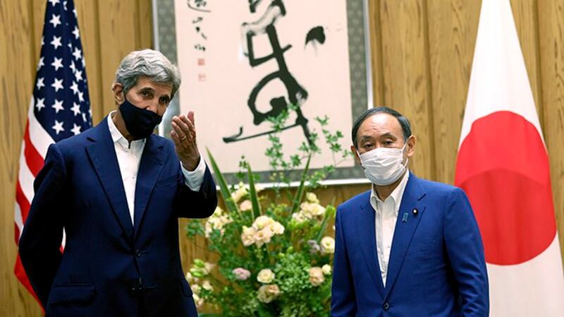 美国总统气候问题特使克里(左)在结束对日本的访问后将访问中国,并会见中国气候变化事务特使解振华。(Pool Photo via AP)