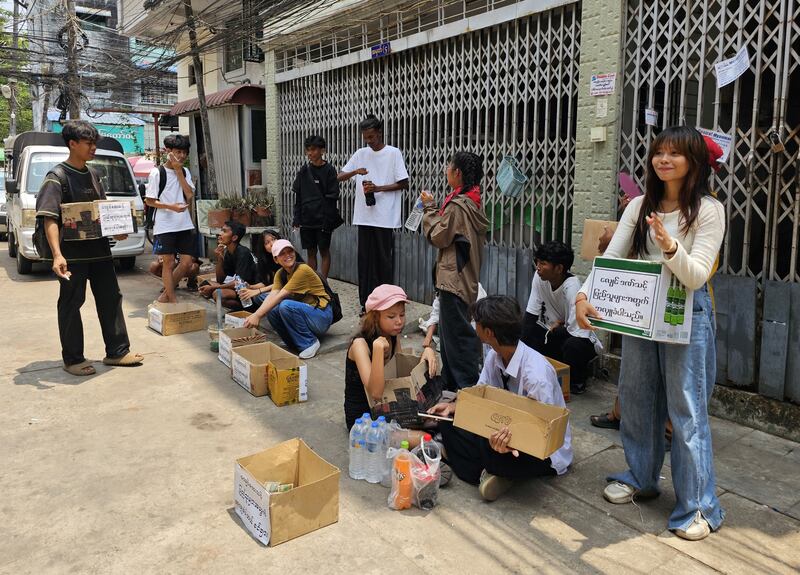 ပရဟိတလူငယ်အဖွဲ့များ ရန်ကုန်မြို့တွင် ငလျင်ဘေးအတွက် ဧပြီလ ၈ ရက်က အလှူငွေကောက်ခံစဉ်။(RFA)