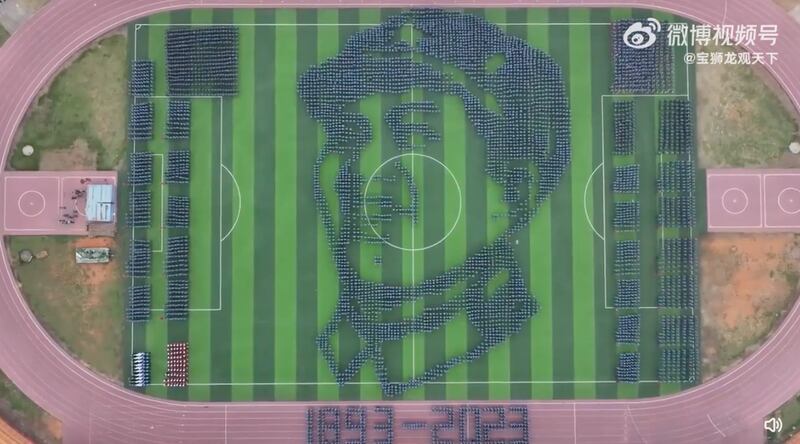 十一国庆招待会凸显习核心地位 军报社论表态支持习近平 9月30日，湖南科技大学军训展演，学生编队组成“毛主席头像”，在中国社交媒体上流传。（微博视频截图）