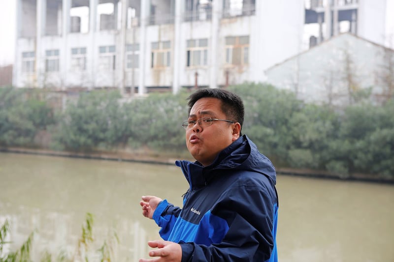 2017年11月14日，民间环保人士吴立红描述了他所在的一家工厂外化学制造业污染物造成的水和土壤污染，他称这家工厂违反了环境保护规定。（路透社）