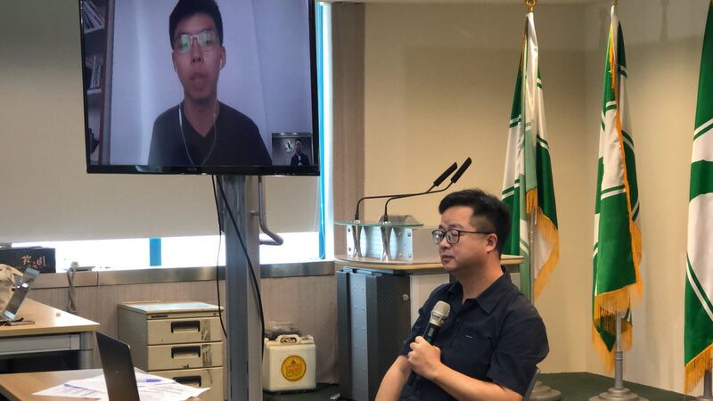 香港七一游行前,民进党秘书长罗文嘉在台北与在香港的黄之锋视讯。(记者夏小华摄)