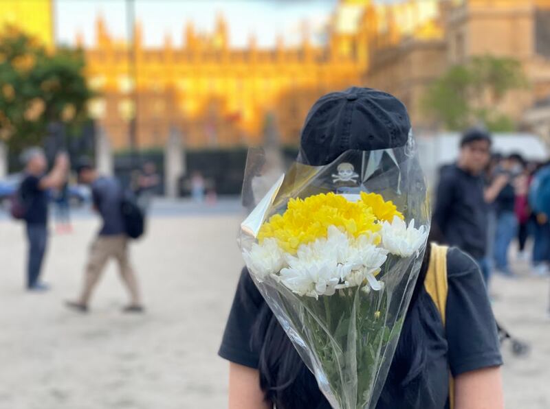 手持鲜花参与伦敦集会的陈小姐表示,公开当日站内的监控电视片段,才是最好的辟谣方法。 (吕熙摄)