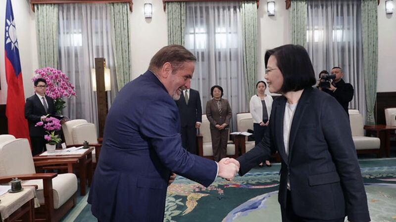 蔡英文3日接见欧洲在台商务协会理事长尹容。蔡英文呼吁联合国相关机构正视台湾全体国人的健康权益。(总统府脸书)