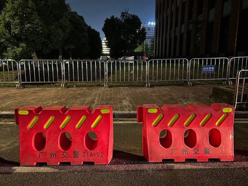 2023年9月22日，当局早在案件开庭前已在广州市中级法院周围以水马架起两道防线。（"雪饼关注组"专页）