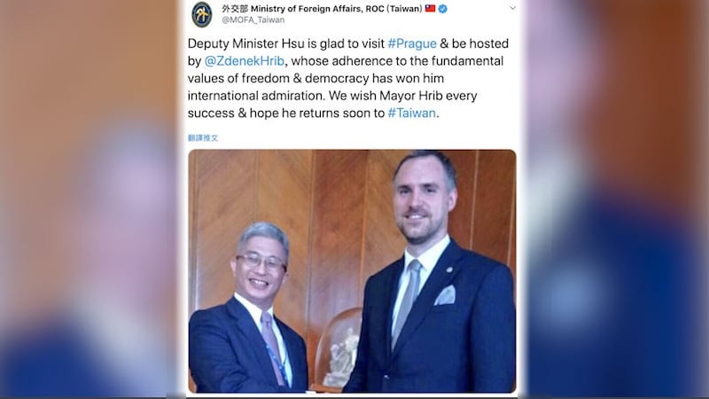 台湾的外交部次长徐斯俭(左)14日会晤布拉格市长贺瑞普(右)。(外交部推特)