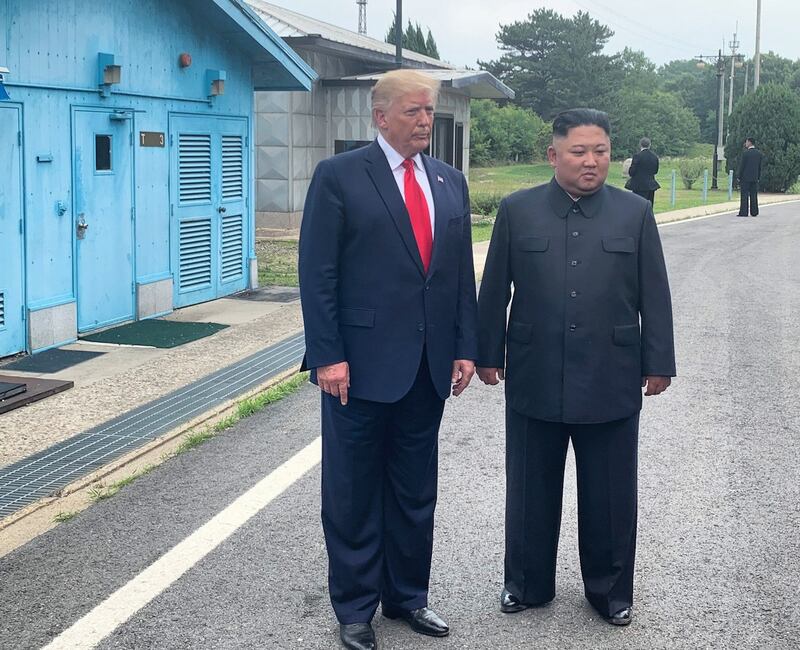 2019年6月30日,美国总统特朗普在板门店朝韩边境非军事区,与朝鲜领导人金正恩进行历史性会面,成为首位踏入朝鲜领土的美国现任总统。(法新社)