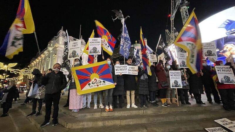 多个藏人、维吾尔人和港人组织周五(10日) 齐集于伦敦闹市“皮卡迪利圆环”(Piccadilly Circus)，一同游行至唐宁街十号首相府旁的英国外交部，促请英国政府进一步“全面抵制”2022年北京冬奥。高峰期间，有超过300人参与游行。(吕熙摄)